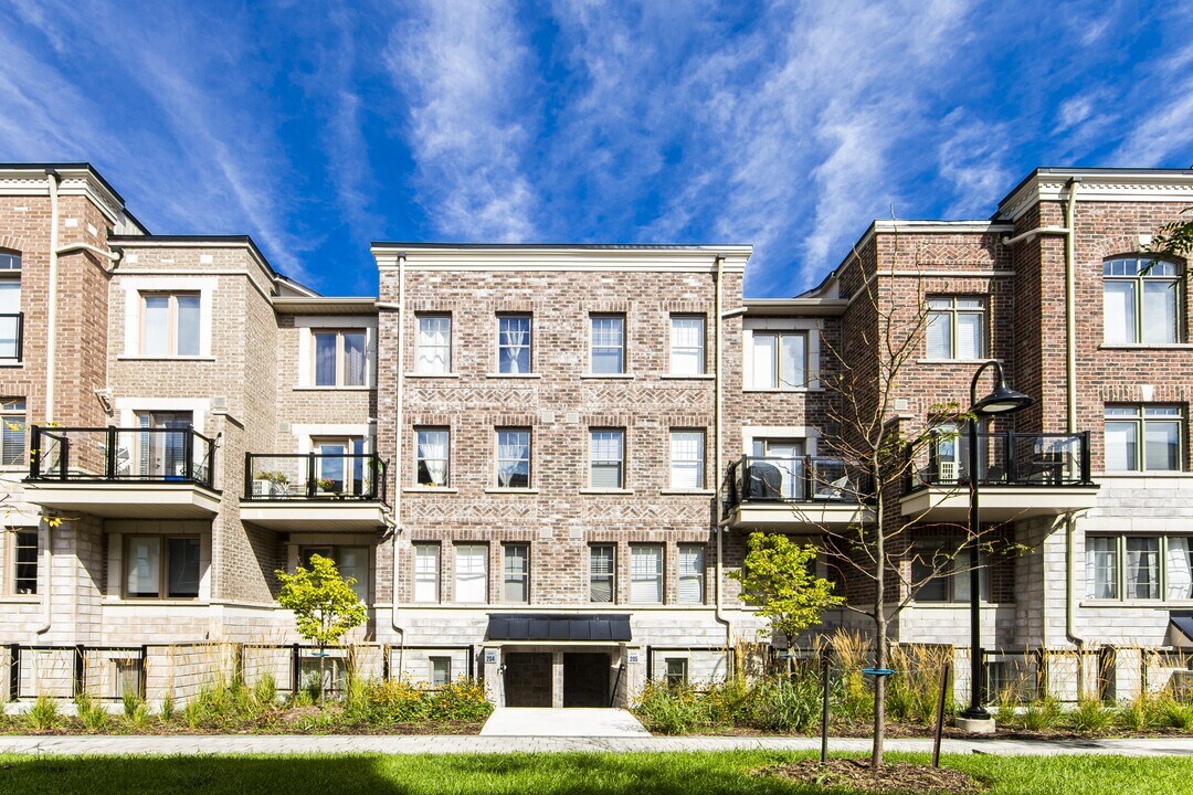 2355-2355 Sheppard Ave W in Toronto, ON - Building Photo