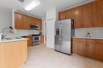 8394 NW 113th Path in Doral, FL - Foto de edificio - Building Photo