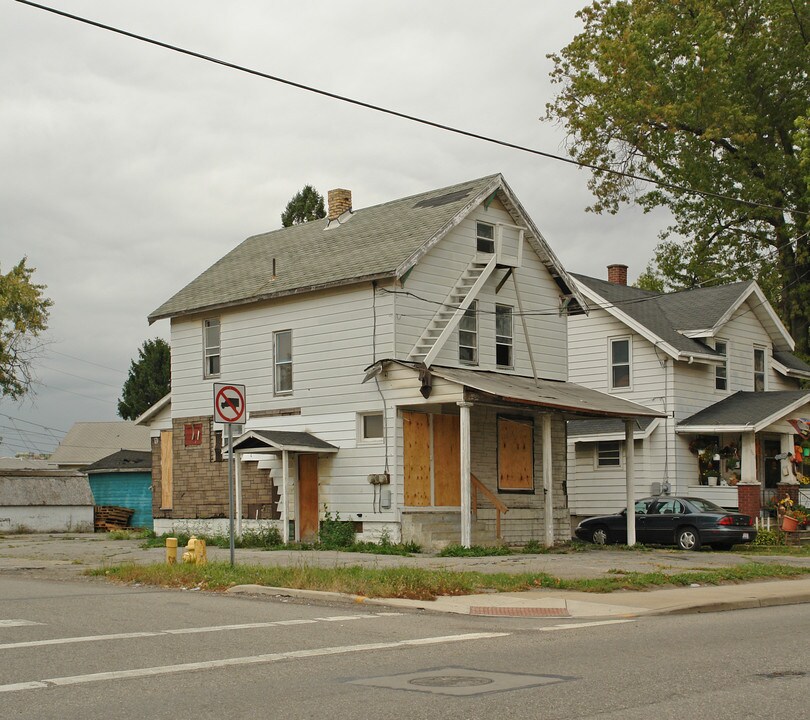 2284 W Market St in Warren, OH - Foto de edificio