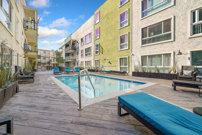 The Henley in Glendale, CA - Building Photo - Building Photo