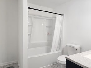 94 Hampton Roads Ave, Unit 3 in Hampton, VA - Building Photo - Building Photo