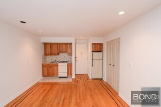 30 Charlton St in New York, NY - Building Photo - Building Photo