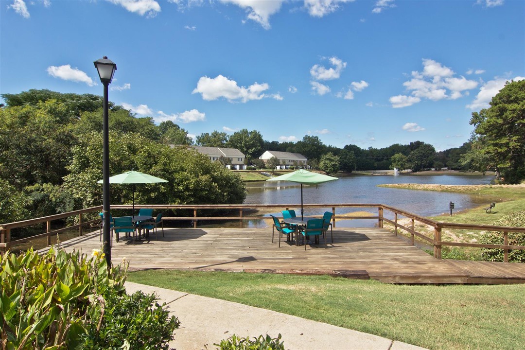 Lakecrest in Greenville, SC - Foto de edificio