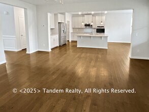 8020 Forest Hills Dr in Spring Hill, TN - Foto de edificio - Building Photo