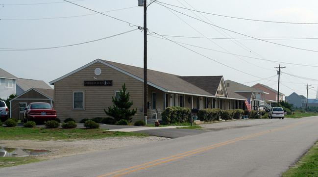 323 N Topsail Dr in Surf City, NC - Building Photo - Building Photo