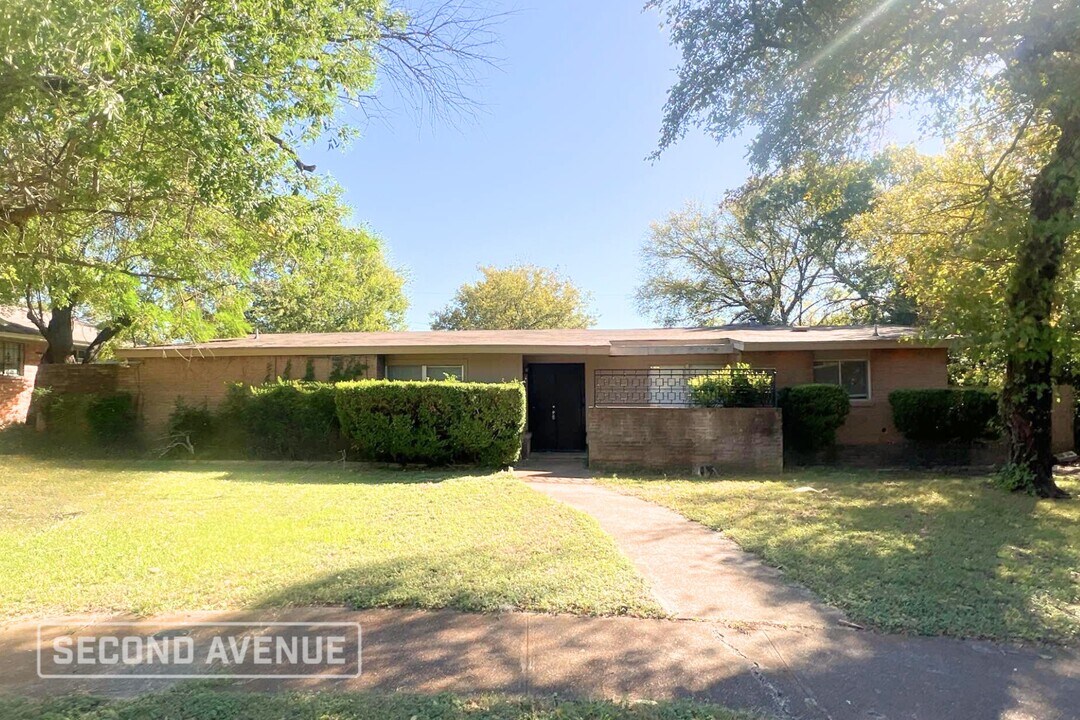 3347 Navajo Pl in Dallas, TX - Building Photo