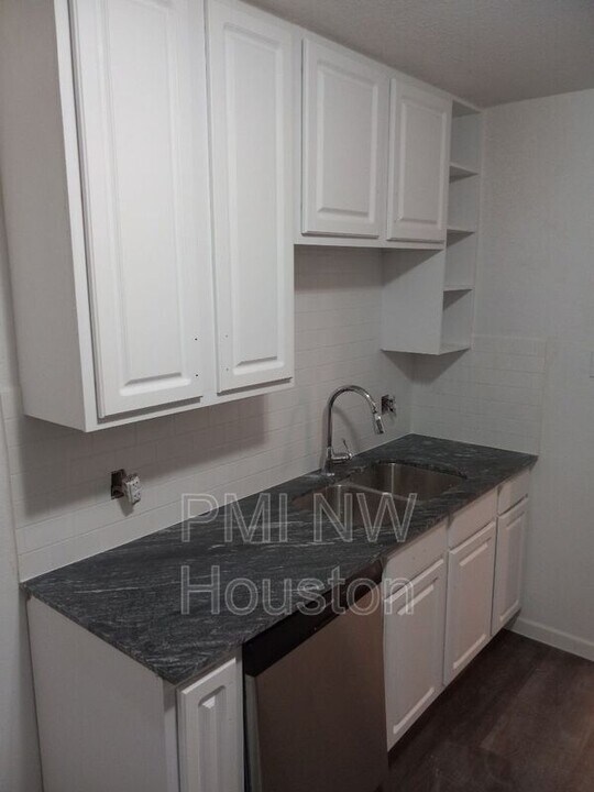 2681 Gessner Rd in Houston, TX - Building Photo