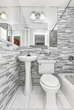 273 W 10th St, Unit 2FW in New York, NY - Building Photo - Building Photo