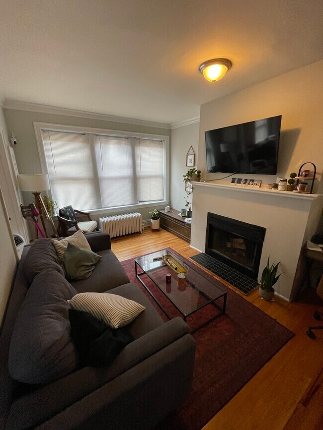 631 W ROSCOE St, Unit c2 in Chicago, IL - Foto de edificio - Building Photo