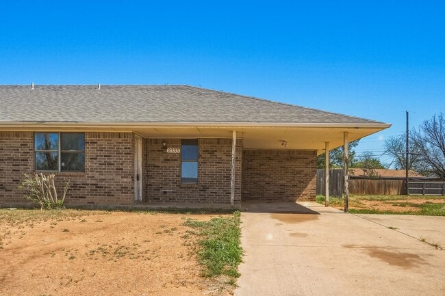 2333 N Danville Dr in Abilene, TX - Foto de edificio - Building Photo
