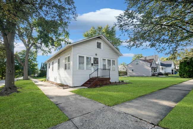 4716 Douglas Rd in Downers Grove, IL - Building Photo - Building Photo