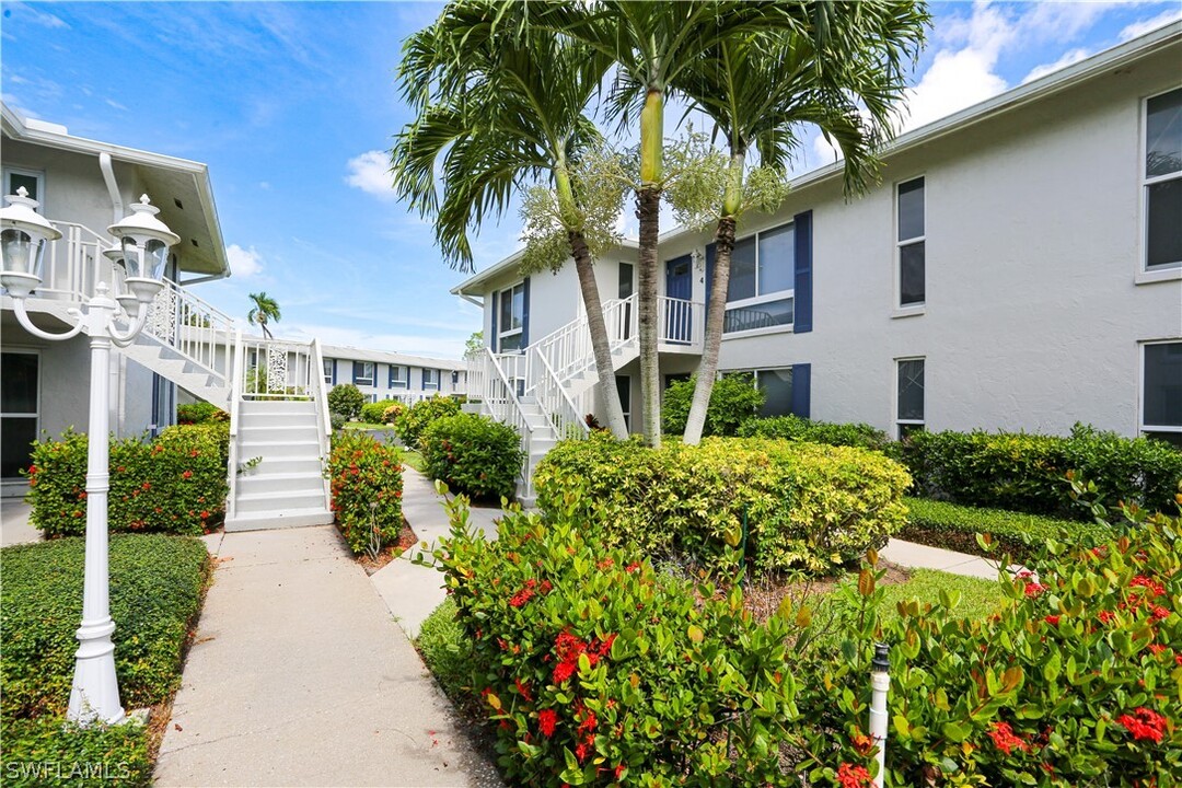 195 Peppermint Ln in Naples, FL - Building Photo