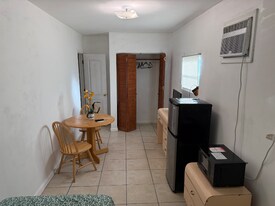 2005 NE 124th St in North Miami, FL - Building Photo