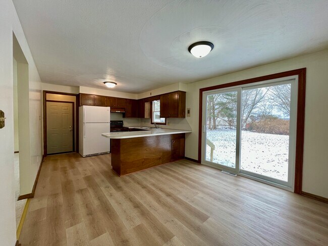 9841 Smithdale Ave NE in Hartville, OH - Foto de edificio - Building Photo