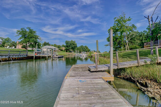 665 Hughes Rd in Hampstead, NC - Building Photo - Building Photo