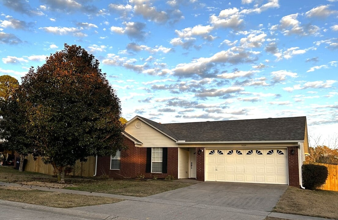 3604-3604 Meadowlake Dr in Bryant, AR - Building Photo