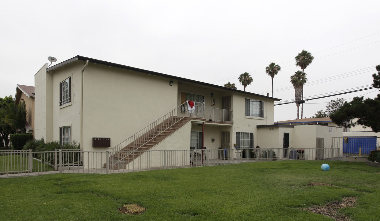 638 N Anna Dr in Anaheim, CA - Building Photo