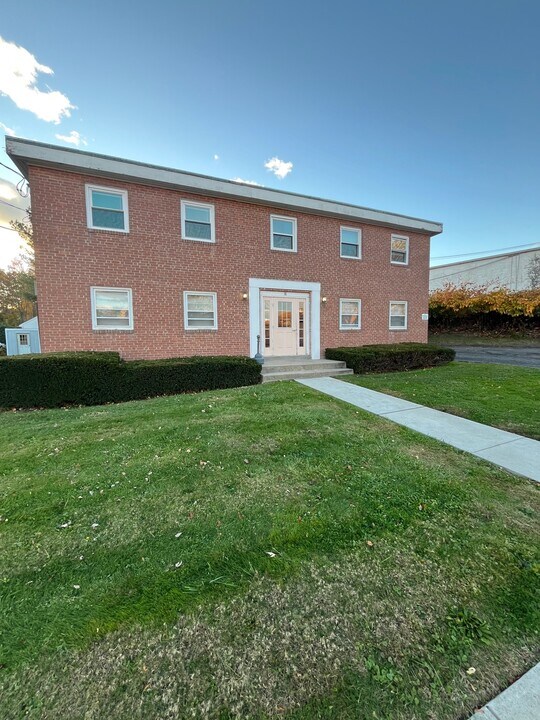 15 Fairfax Ave, Unit B-2 in West Hartford, CT - Building Photo