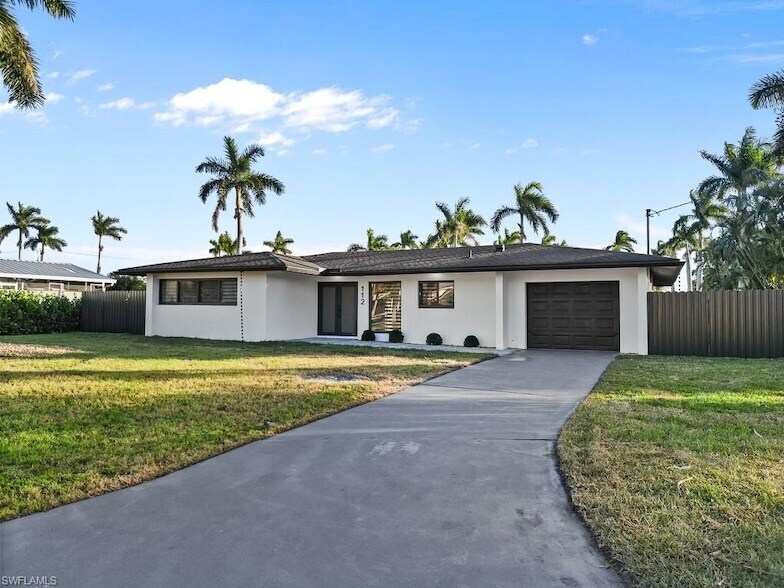 112 Bayshore Dr in Cape Coral, FL - Building Photo