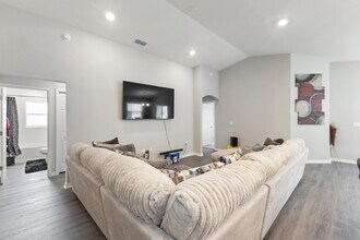 2172 Desert Rose Dr in Davenport, FL - Foto de edificio - Building Photo