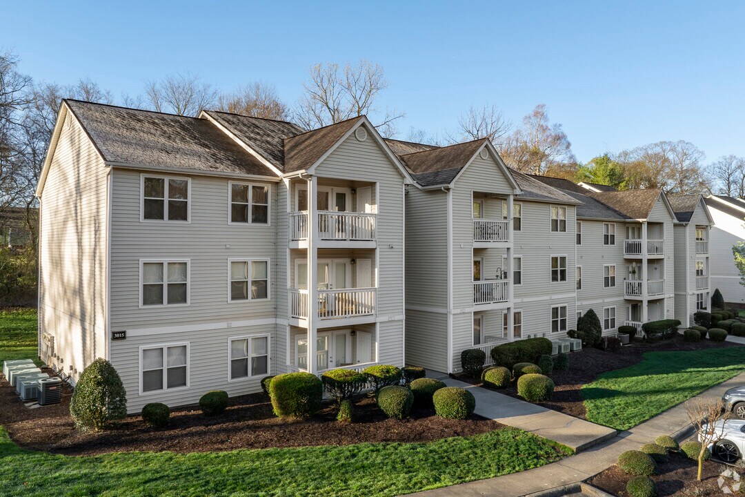 Riverfront in Mount Holly, NC - Foto de edificio