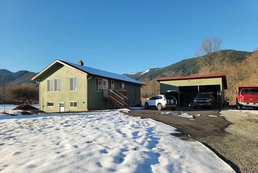 16725 State Rte 530 NE in Arlington, WA - Building Photo