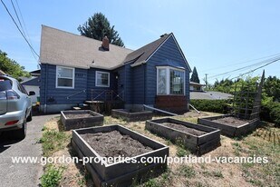 2360 SE 57th Ave in Portland, OR - Building Photo