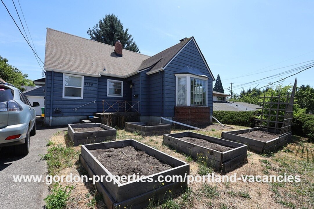 2360 SE 57th Ave in Portland, OR - Foto de edificio