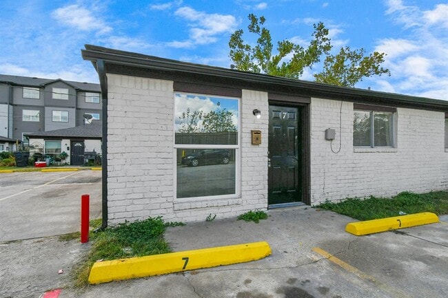 1736 Crestdale Dr in Houston, TX - Building Photo - Building Photo