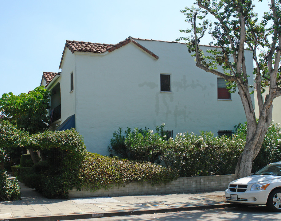 828 N Sweetzer Ave in West Hollywood, CA - Foto de edificio