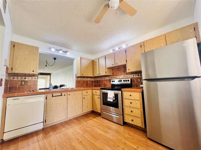 8592 W Sunrise Blvd in Plantation, FL - Foto de edificio - Building Photo