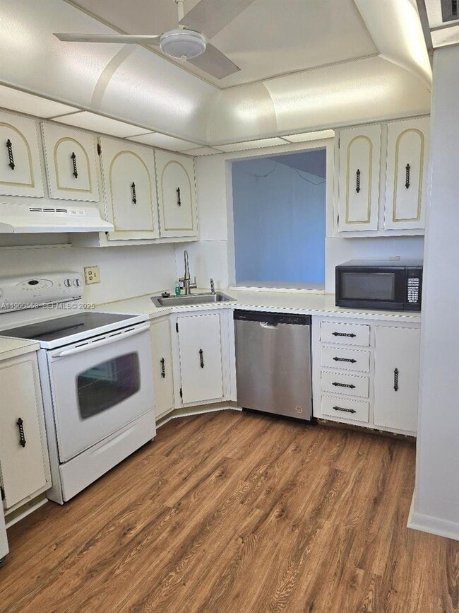 property at 2571 Aragon Blvd