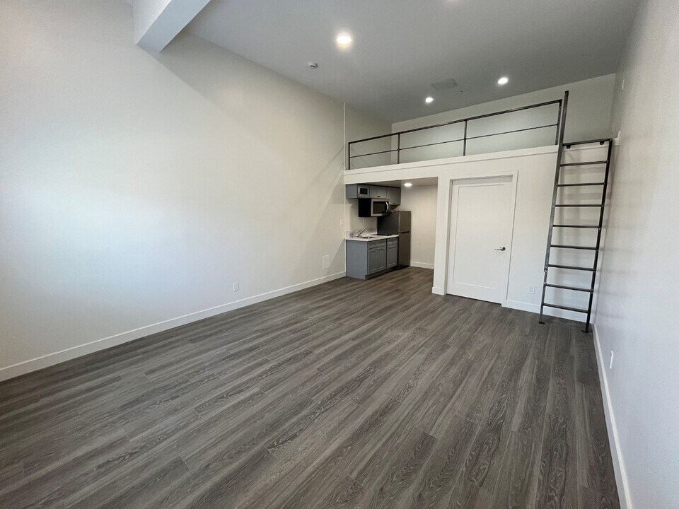 136 W San Ysidro Blvd in San Diego, CA - Building Photo