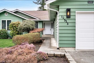 12353 Rainier Dr in Burlington, WA - Building Photo - Building Photo