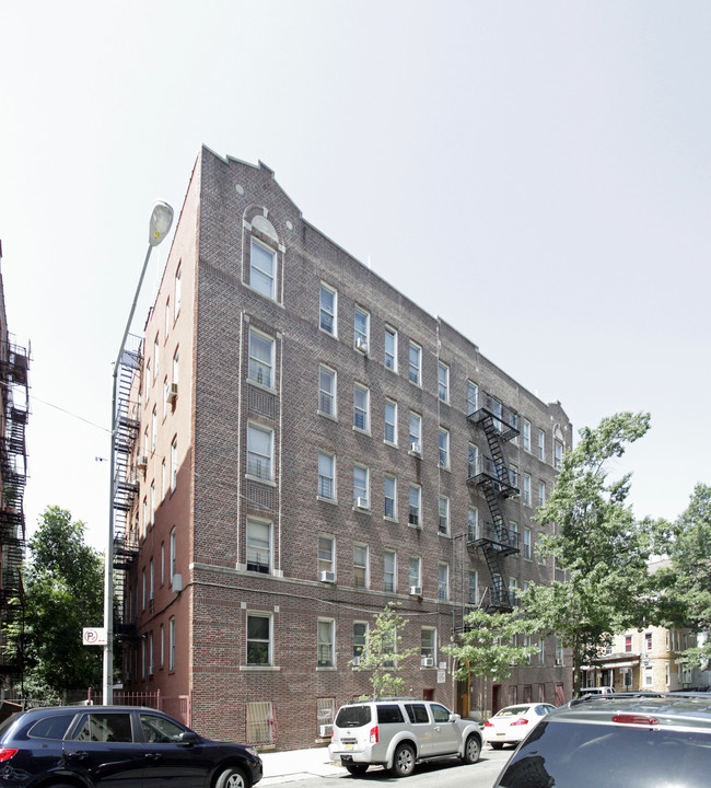 334 E 205th St in Bronx, NY - Building Photo - Building Photo