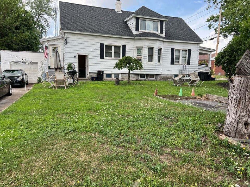 206 E Molloy Rd in Mattydale, NY - Building Photo