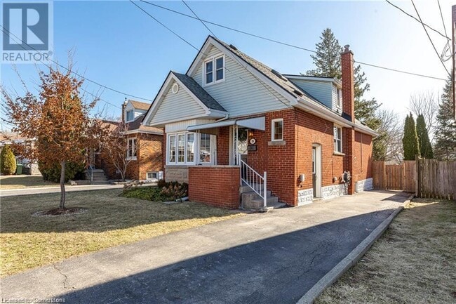 property at 19 Woodbridge Rd