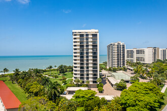 Vanderbilt Gulfside II in Naples, FL - Foto de edificio - Building Photo