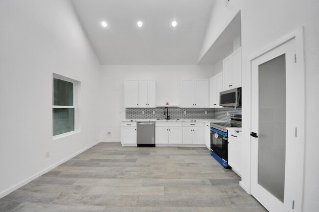 property at 605 E Murrill St