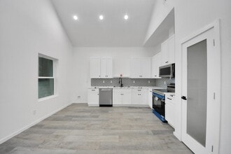 605 E Murrill St in Baytown, TX - Building Photo - Building Photo