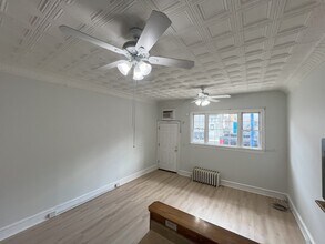12 Gay St, Unit 1st Floor in Phoenixville, PA - Foto de edificio - Building Photo