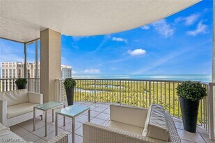 7117 Pelican Bay Blvd in Naples, FL - Building Photo