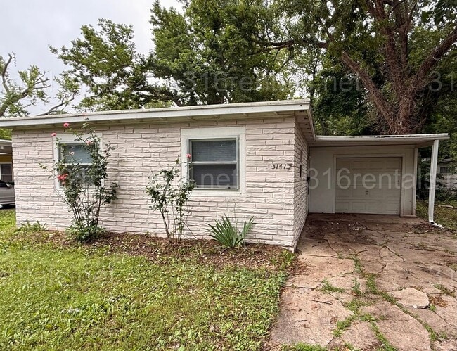 property at 3141 E Glen Oaks Dr