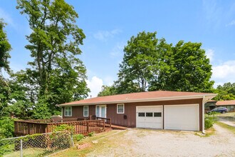 331 NW Woodland Rd in Riverside, MO - Building Photo - Building Photo