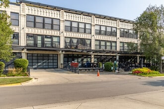 University Commons V in Chicago, IL - Building Photo - Building Photo