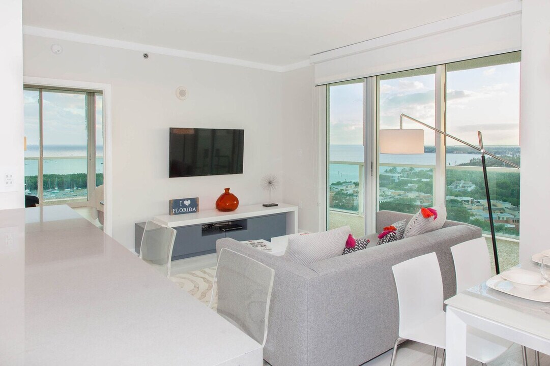 2889 McFarlane Rd in Miami, FL - Building Photo