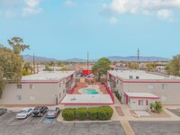 An active desert locale that's perfect for... in Tucson, AZ - Foto de edificio - Building Photo