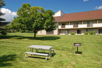 Fairway Meadows in Franklin, WI - Foto de edificio - Building Photo