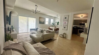 11605 NW 89th St in Doral, FL - Foto de edificio - Building Photo