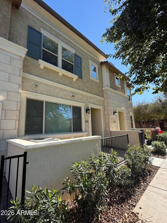 2628 S Voyager Dr in Gilbert, AZ - Building Photo